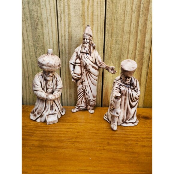 Hand-Painted Ceramic Nativity Scene Set With 12 Figurines Including Holy Family - Picture 10 of 16